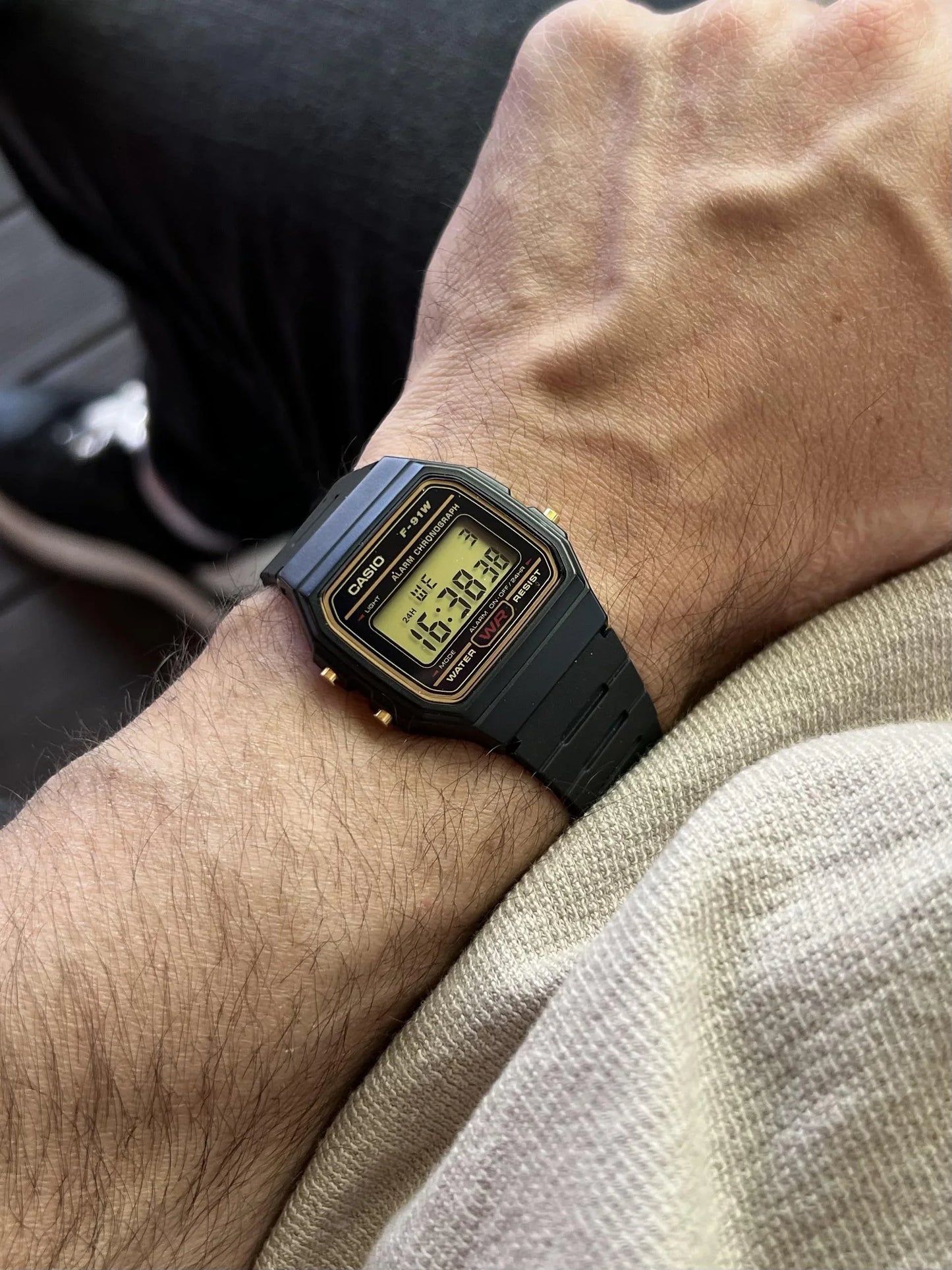 Casio F-91WG-9 Classic Digital Black & Gold Microlight